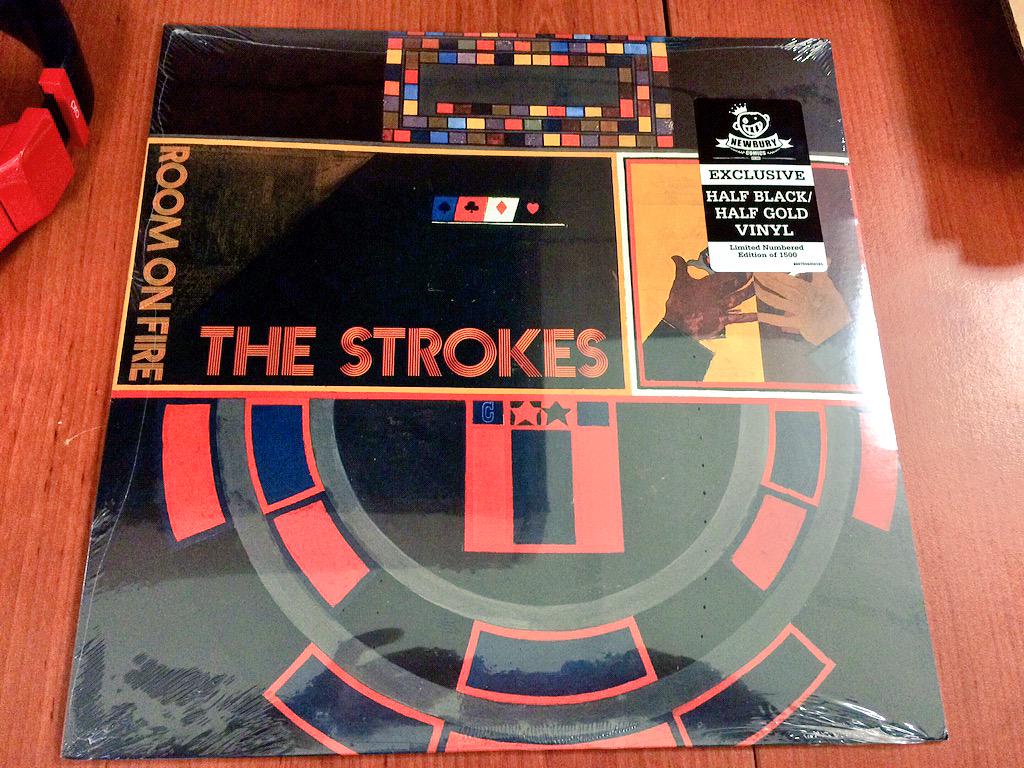 ad_an_tics's tweet photo. hey friends @newburycomics did it again, great job. #ExcelenteMaterial #vinyl @thestrokes http://t.co/6Ux4Eb14bg