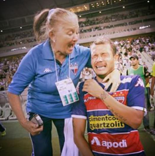 JacksonCaucaia's tweet photo. Essa guerreira trata do mais novo atleta até o mais velho como filho. Quem mais merecia essa alegria era a Toinha! http://t.co/JdvlIzlGa9