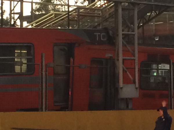 CopilotoDF's tweet photo. Chocan dos trenes en estación Oceanía L5.  Al momento se reportan 17 personas con lesiones leves y crisis nerviosa. http://t.co/kG2cgjahaV