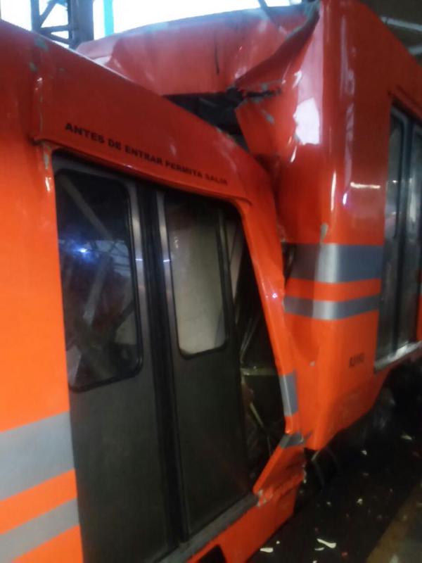 CopilotoDF's tweet photo. Chocan dos trenes en estación Oceanía L5.  Al momento se reportan 17 personas con lesiones leves y crisis nerviosa. http://t.co/kG2cgjahaV
