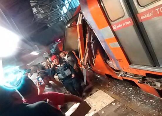 CopilotoDF's tweet photo. Chocan dos trenes en estación Oceanía L5.  Al momento se reportan 17 personas con lesiones leves y crisis nerviosa. http://t.co/kG2cgjahaV