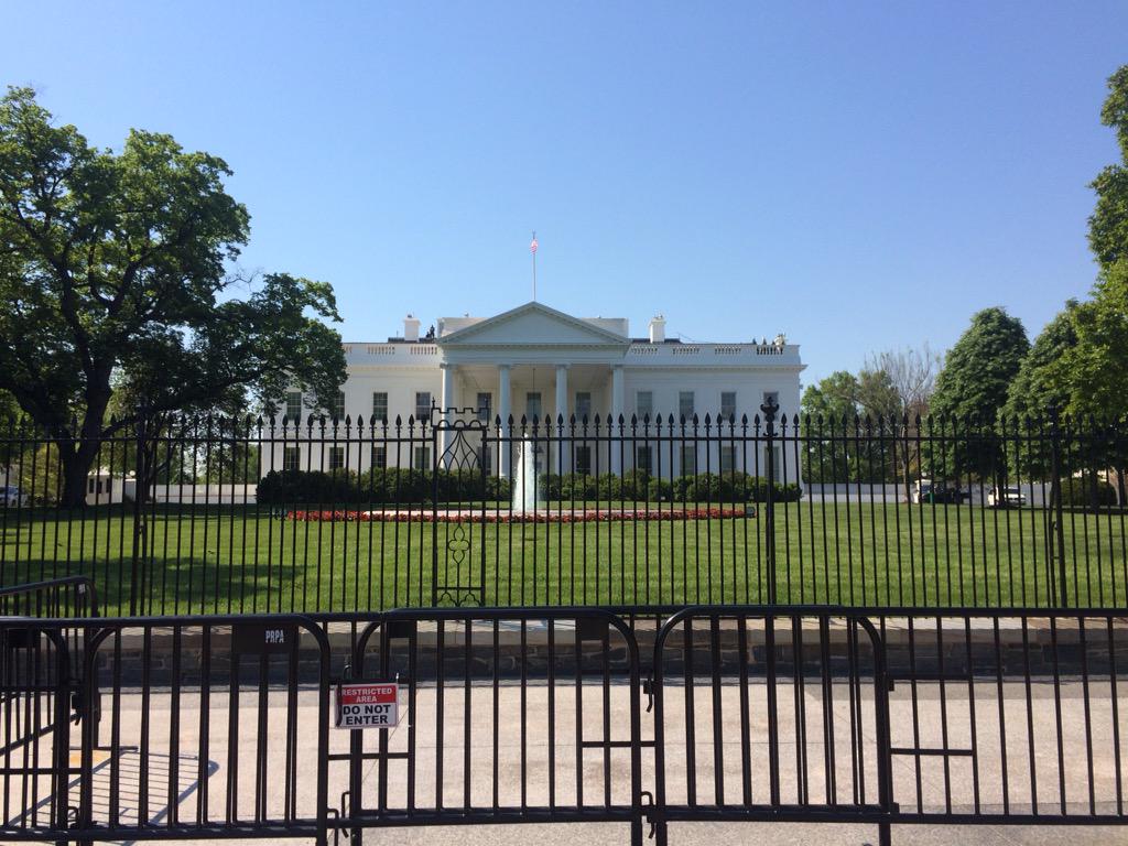 ojennings2015's tweet photo. The White House always has a guard on the roof (top left) and the Secret Service are always in the front. #dcskylion http://t.co/aHpU3WZHQ1