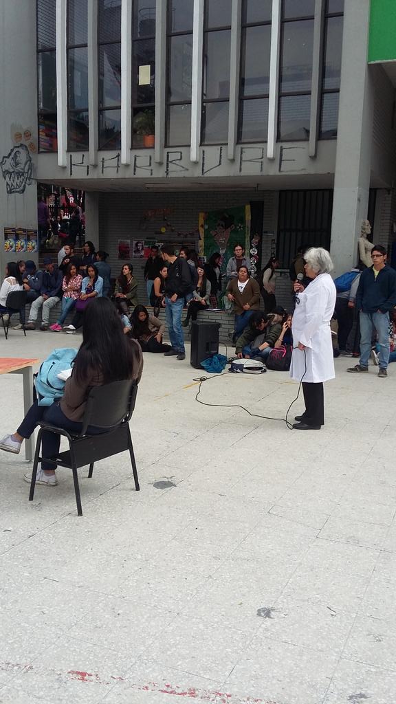 dianalturo's tweet photo. Trabajadores de la UPN exigiendo presupuesto para la Educación y apoyando #ParoIndefinidoDeMaestros
#MiProfeResiste http://t.co/NwDH6QMckQ