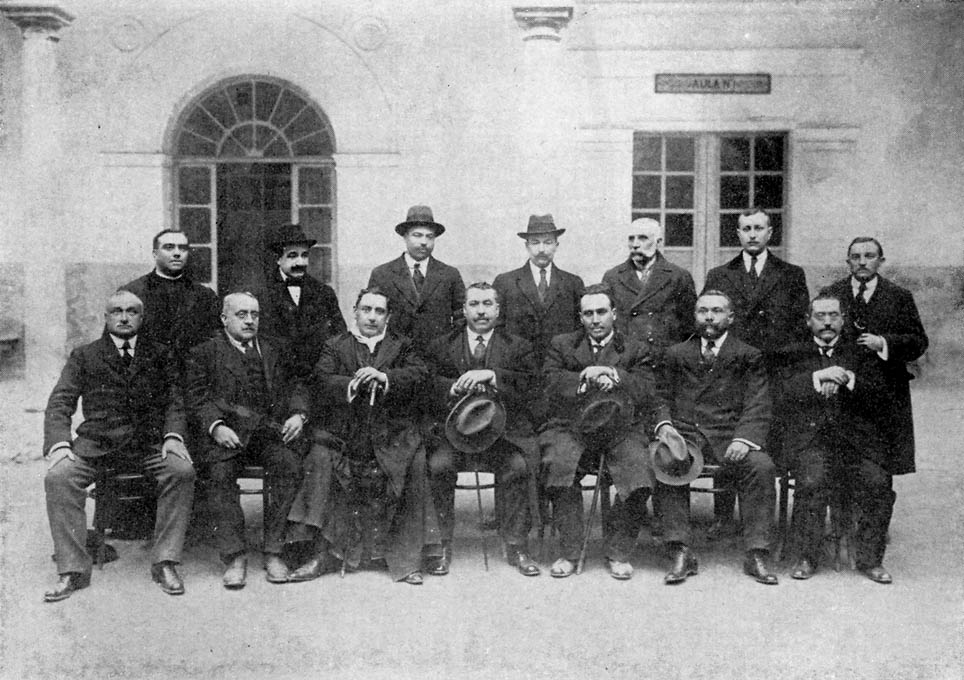 MachadoCSS4's tweet image. En estos momentos me encuentro como profesor de Gramática Francesa.
Mis compañeros y yo tras una jornada de trabajo