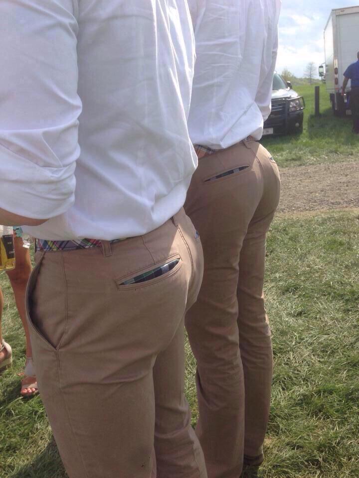 JeannineMerlot's tweet photo. "Qu'est-ce que tu regardes en premier chez un homme?" 😏😏😏 http://t.co/0Ul22Zn1uu