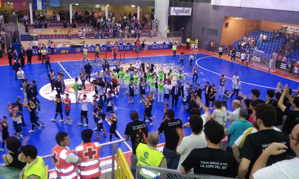 ClubInterFS's tweet photo. ESTO ES FUTSAL... Las plantillas de @InterMovistar y @MarfilSC aplaudieron a las aficiones 'rivales' por su ejemplo. http://t.co/k4n9TxMtbJ