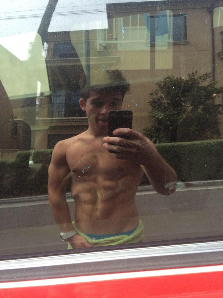 TonyWatersss's tweet photo. Omg I'm also find this pic and can I say it? Im too hot 😹😹😹 http://t.co/fkPklyK5kx