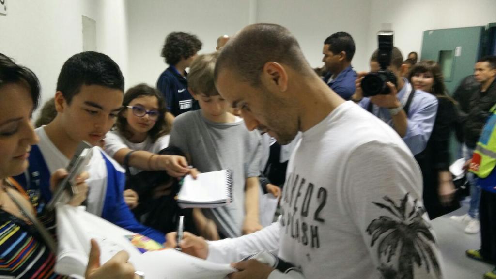 MatchforExpo's tweet photo. I campioni incontrano i piccoli fan! #MatchForExpo http://t.co/9VwLUyI6Ip