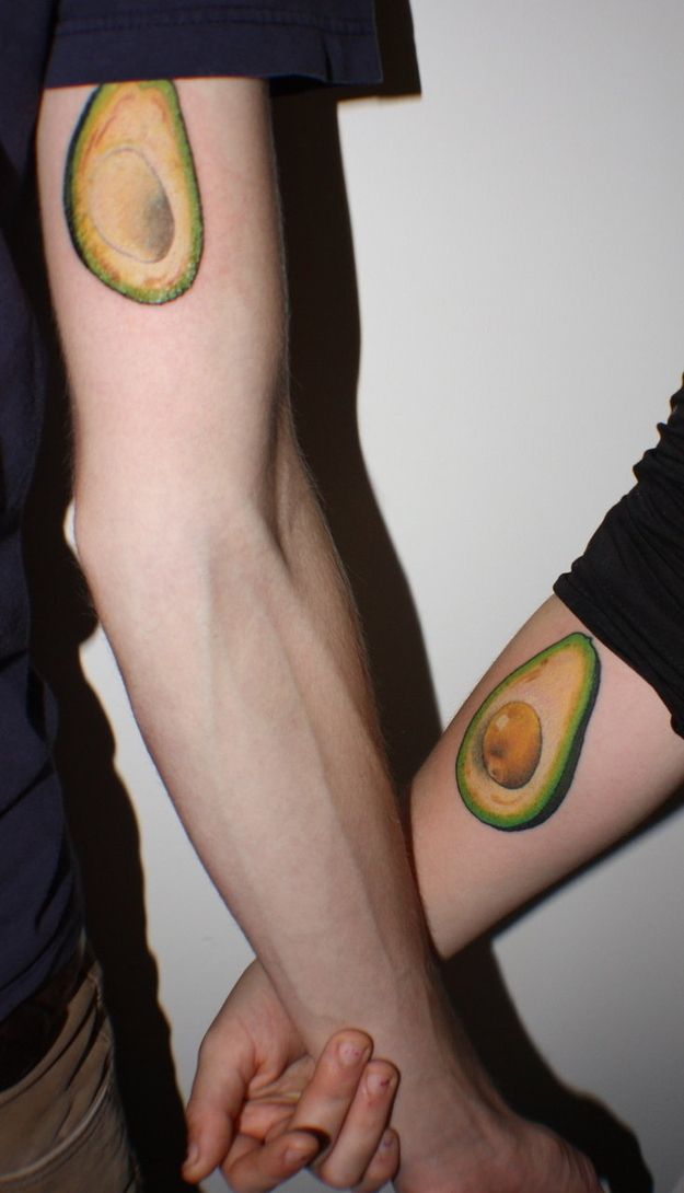 yuyacst's tweet photo. Necesito alguien que su amor por el aguacate rebase limites para que se tatúe esto junto a mí. http://t.co/fcLAgfrm5x