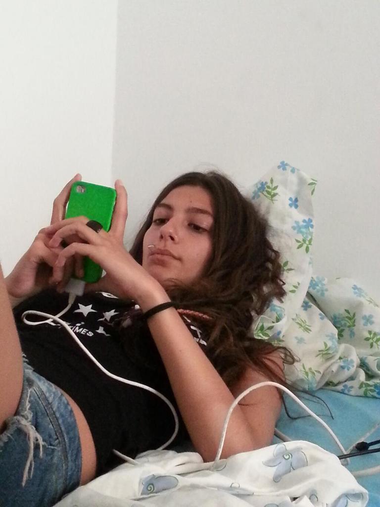 aliciaabernal's tweet photo. Hoy toca brindar por 100 millones de momentos como estos, y por tus geniales 20! Felicidades KinderChucheBombonGloria http://t.co/zZVhiQ9Xoe
