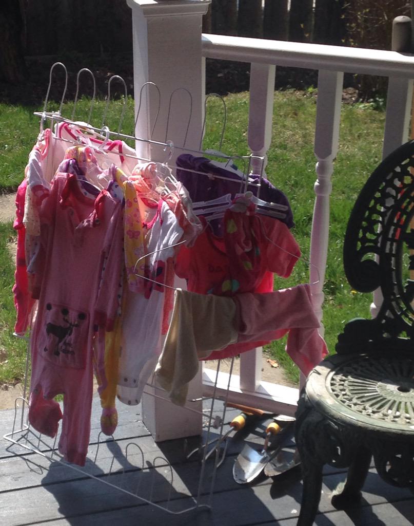 ElisabetAraujo's tweet image. I dried my little angel&apos;s clothes outside for the first time this weekend! #mommoments #repurpose #simpleidea