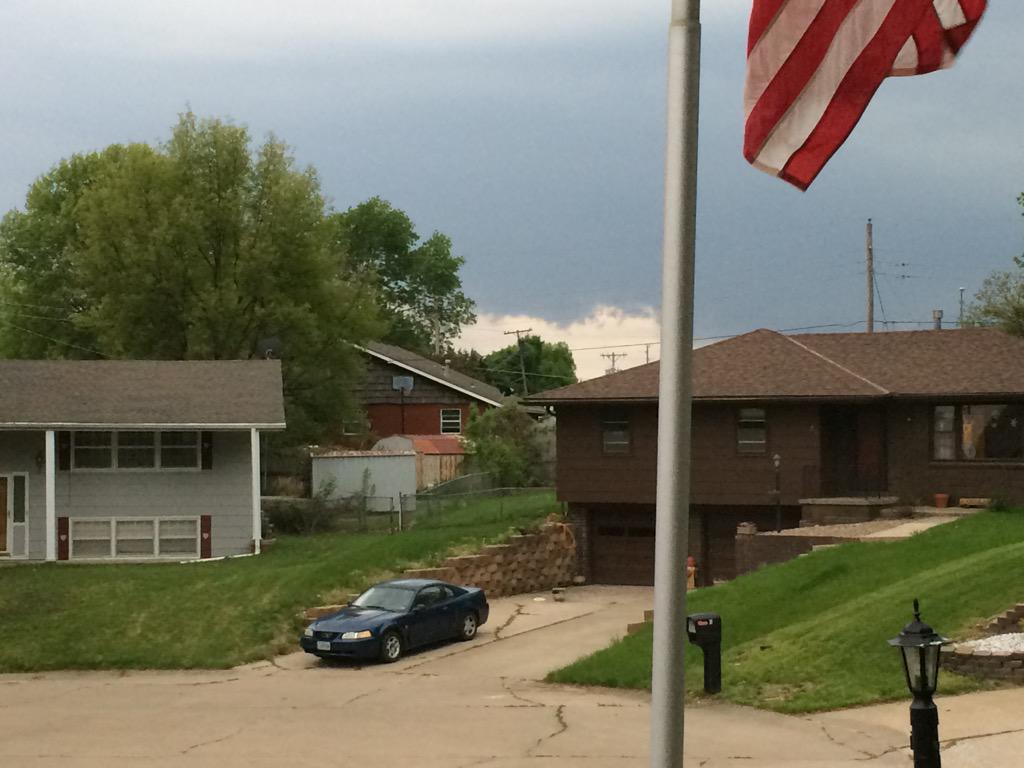 ezbeesolutions's tweet image. @BryanBusbyKMBC lighting just beginning few drops so far on east side St Joe #weatherbugbeth