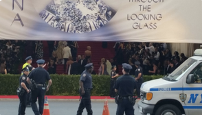 getvisor's tweet image. User wanted 2g2 the #MetGala so entered a visor.co request! Now she is gtting an ondemand tour #fashion