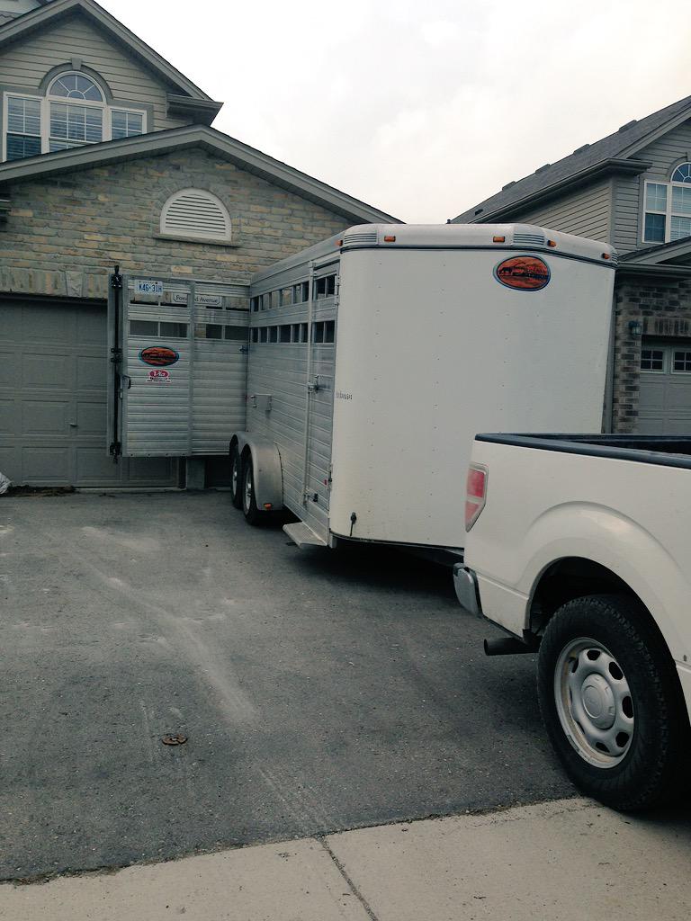 BelindaBowman_'s tweet photo. Giving the neighbors something to talk about since 2012 #movinginstyle http://t.co/0ElbSNn6DE