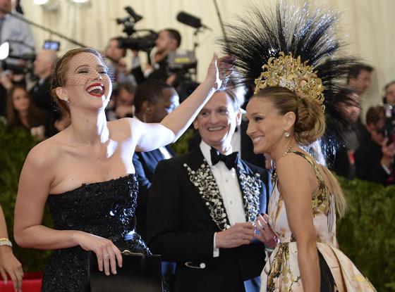 enews's tweet photo. SJP sports ANOTHER amazing #MetGala headdress—anyone else hoping for this to happen again?! http://t.co/caphq3EeOZ http://t.co/AC1rvMhWR7