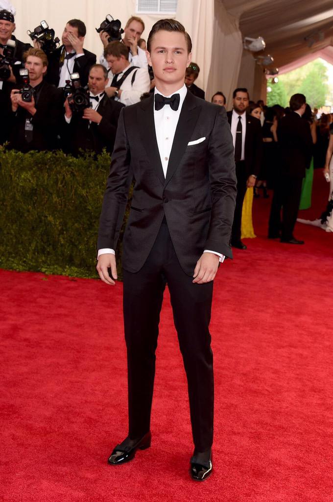 AnselElgortFR's tweet photo. Ansel au MET Gala http://t.co/2PWvkJcIEZ