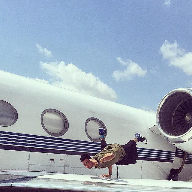 umusicAU's tweet photo. If you're gonna have your own #AfroJet why not break dance on it!
Only @djafrojack http://t.co/oplr61gLLx