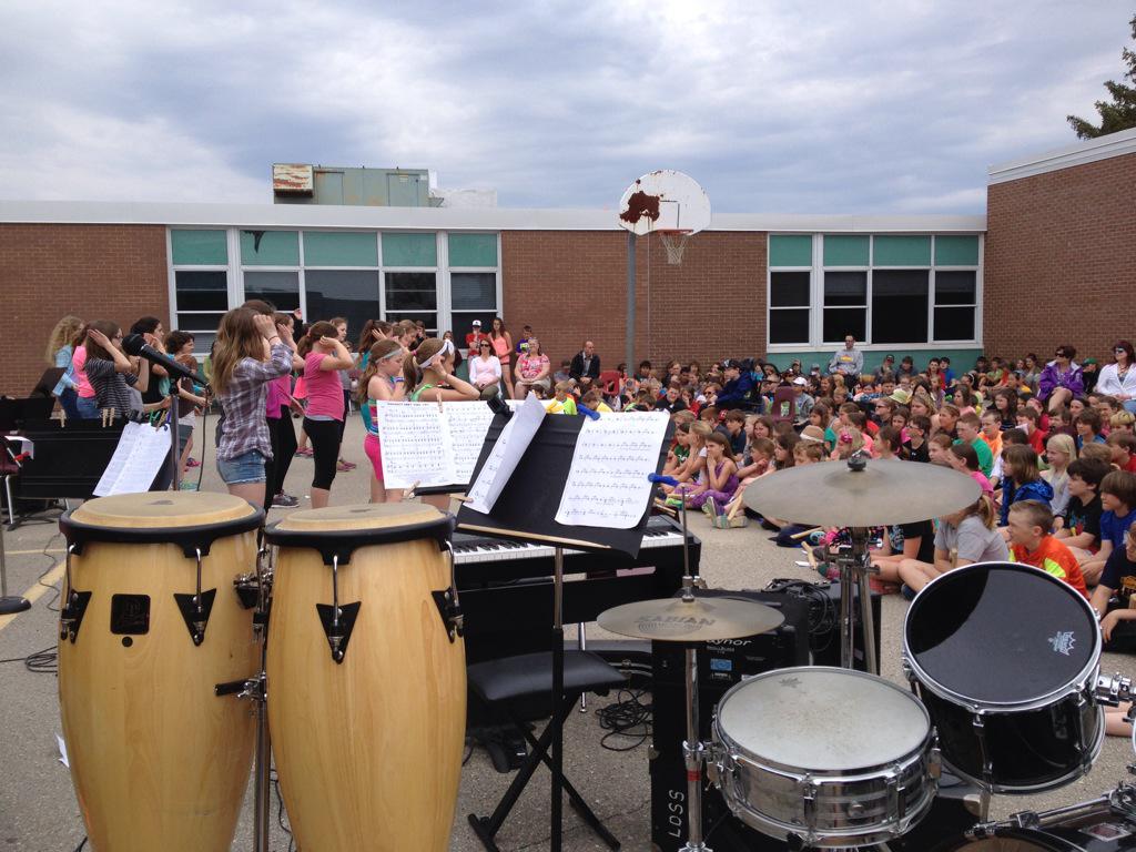 theAmazing7C's tweet photo. Best day! 250 performers! Rain held off til 1:02pm! Awesome music celebration #NorthdaleCentralPS #MMWeAreOne http://t.co/Lq13UAmlAU