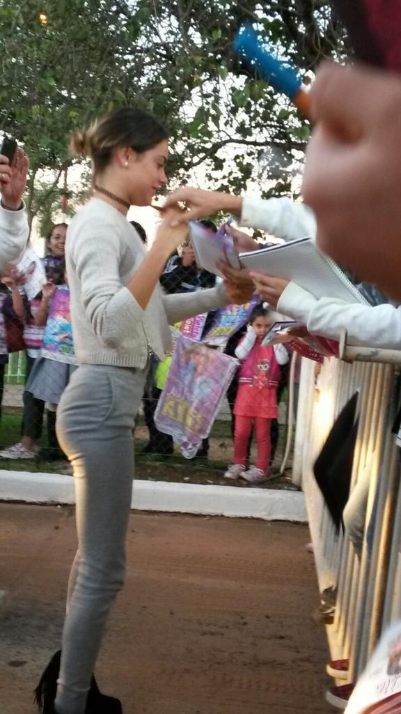 heartofmartina's tweet photo. que lindo que siempre tenga un tiempo para las fans http://t.co/uOVBb5TMR5