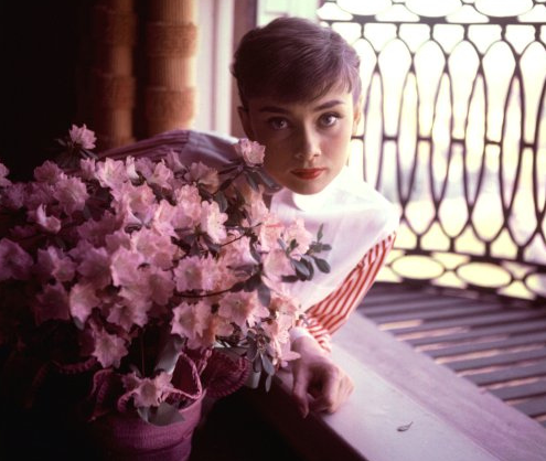 EsMemorable's tweet photo. "Cuanto más se envejece más se parece la tarta de cumpleaños a un desfile de antorchas" Audrey Hepburn, Óscar 1953. http://t.co/jmeQWYSbNK