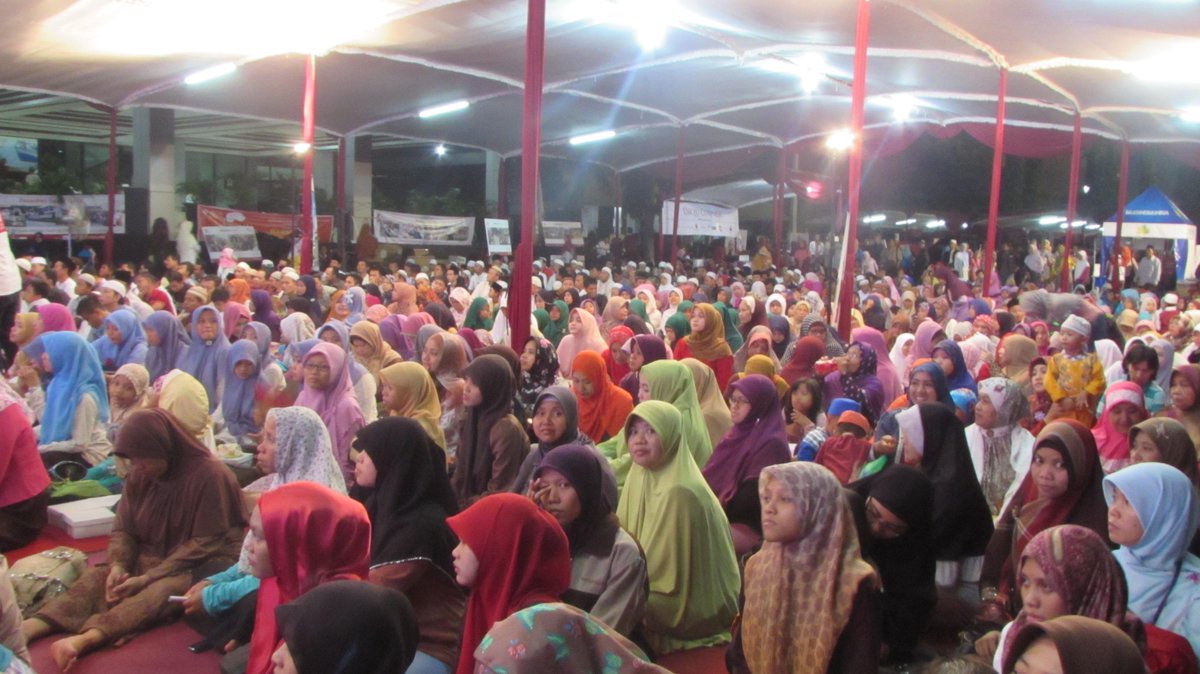 Daarul_Quran's tweet photo. 4. Ribuan peserta yang berasal dari wi. Semarang, Magelang, Tegal dan Kudus menghadiri kegiatan ini. #HARSENA2015 http://t.co/UYAvQ1PlTV