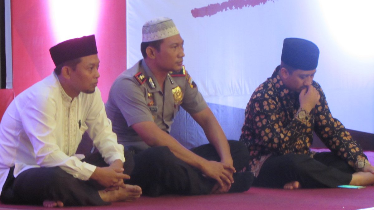 Daarul_Quran's tweet photo. 6. Hadir juga Ust @Yusuf_Mansur menyampaikan tausiyah jelang penutupan acara. #HARSENA2015 http://t.co/LtgLofKkHE