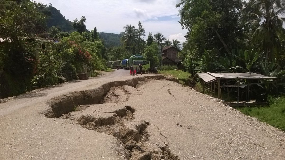 #InfoPCT via Fajar, jln amblas Gemaharjo smkin dalam, 5 tronton pupuk k pacitan trjebak <a href="/infobencana/">Media Center</a> @pakdekarwo1950