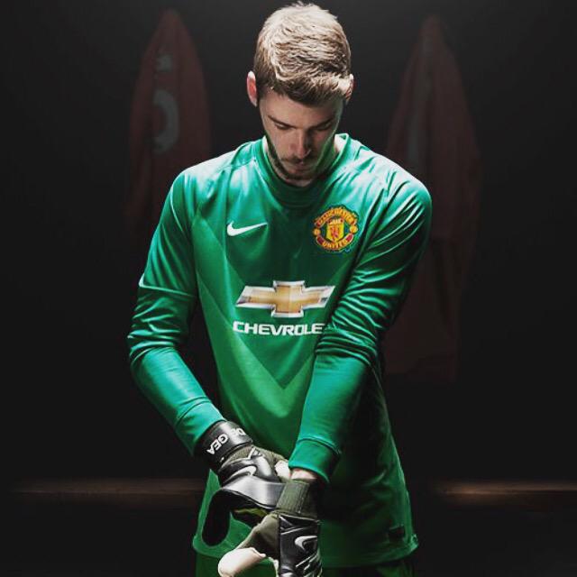 The Sun: De Gea menolak Madrid dan akan segera menandatangani kontrak baru 2 tahun dgn gaji £200,000 per pekan. #mufc