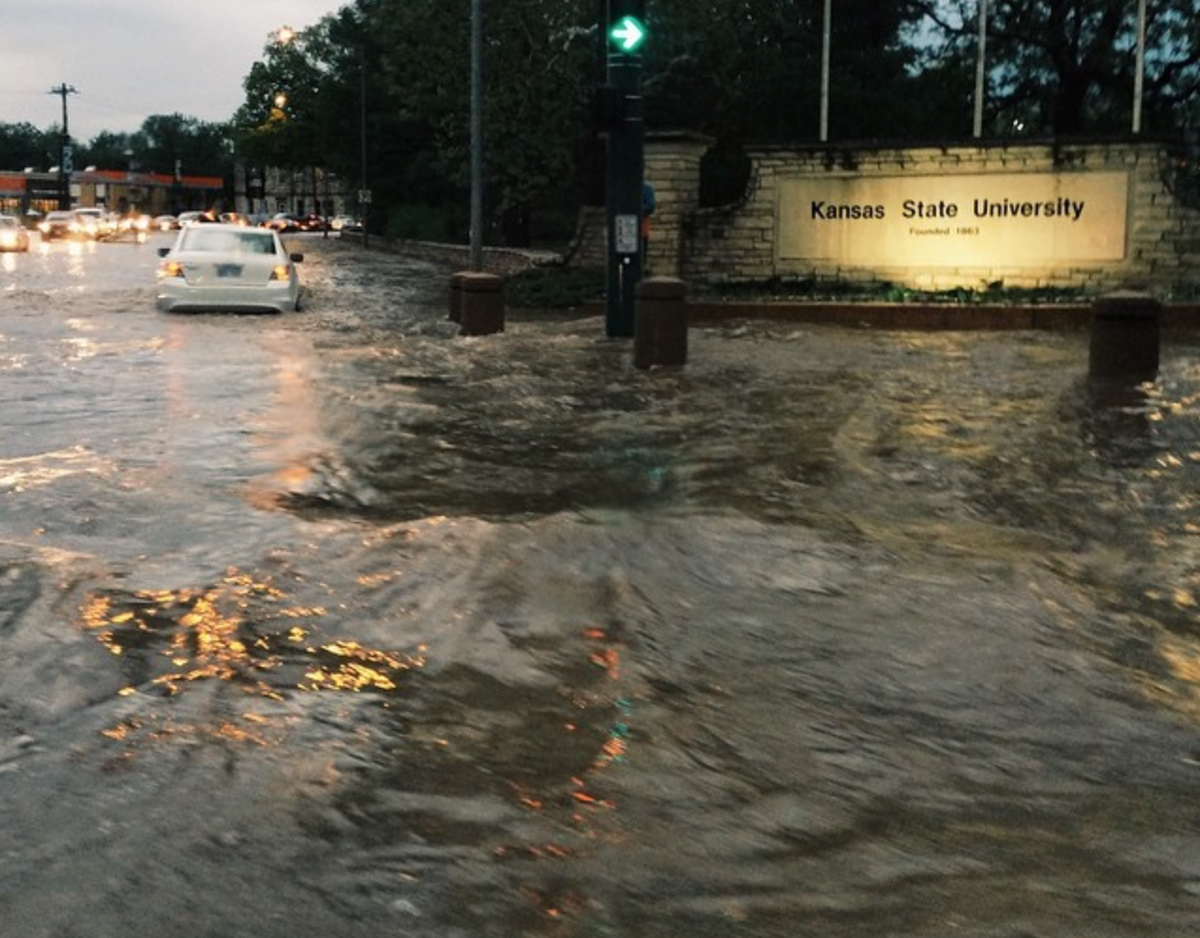 USWeatherExpert's tweet photo. Still flooding in Manhattan, #Kansas with 4” of rain. #EMAW #kswx http://t.co/41TjukEqgu