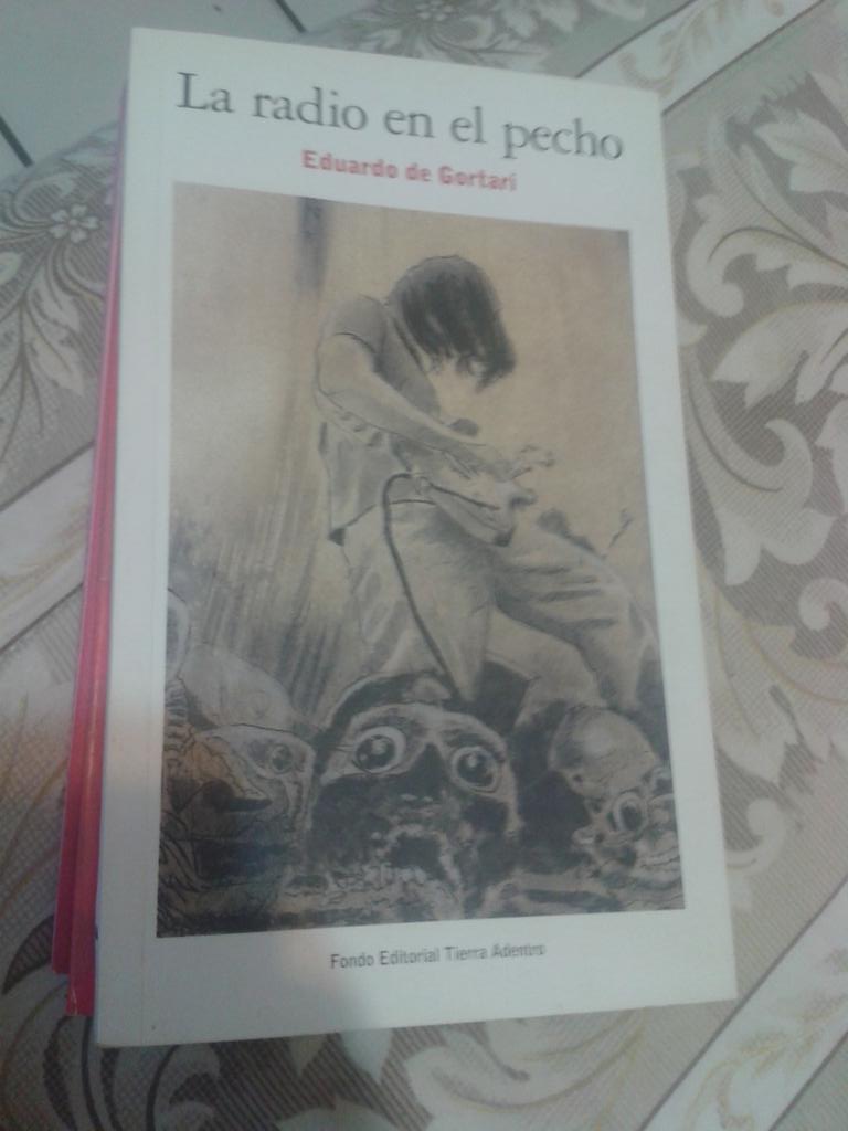 rebecademaslow's tweet photo. Cuando te vea te regalaré este libro, tal vez te guste😌 @bryanmouque http://t.co/SGPcz8x00X