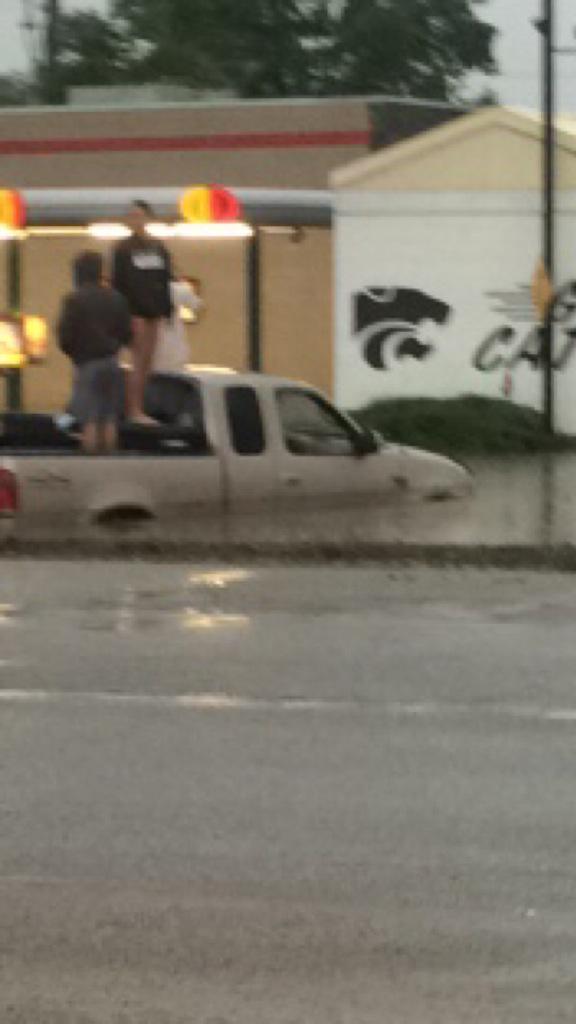 kaliksu's tweet photo. #MHK #flooding #MHKflood http://t.co/Mj76HYi3gi