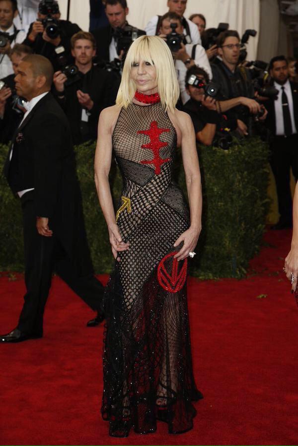 dedozindo's tweet photo. quando eu morrer quero ser igual a donatella http://t.co/6hliJPernu