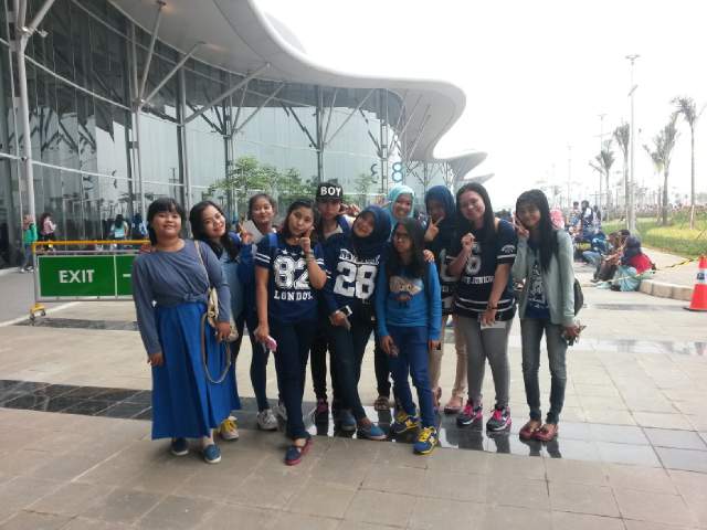 Ini sebelum masuk venue konser^^ RT <a href="/ELFPkuCity/">ELF Pekanbaru</a>: Miss you all💙