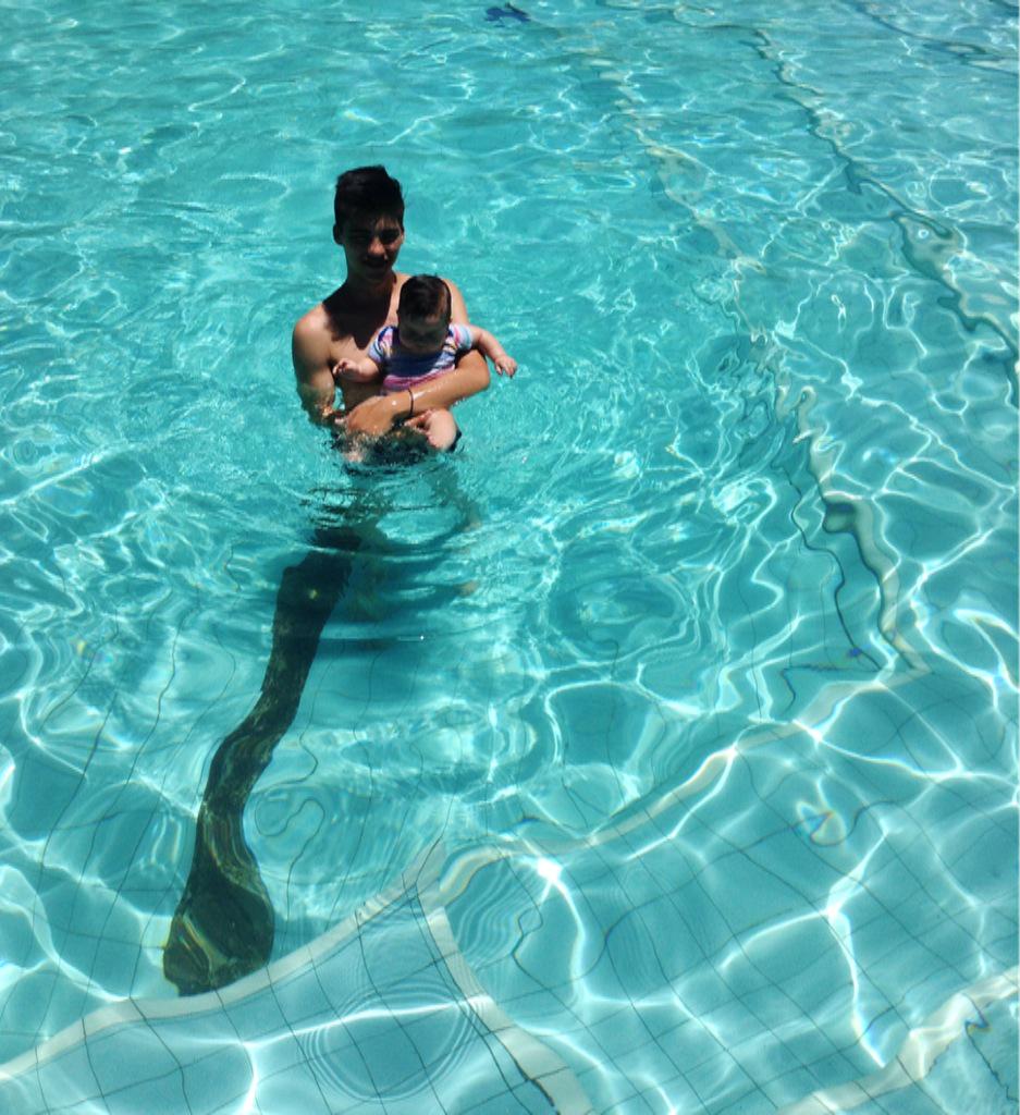 frezko19's tweet photo. Santiagos first time swimin 💙🌊🐬🏊 http://t.co/UvbOIsC0Yl