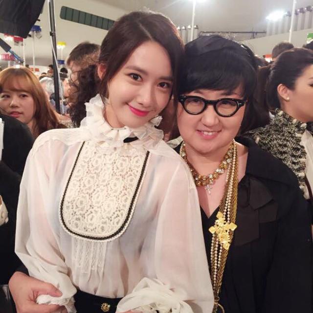 [PIC][04-05-2015]YoonA tham dự sự kiện "Chanel Cruise Collection Show in Seoul" vào tối nay CENKVqUUEAATote