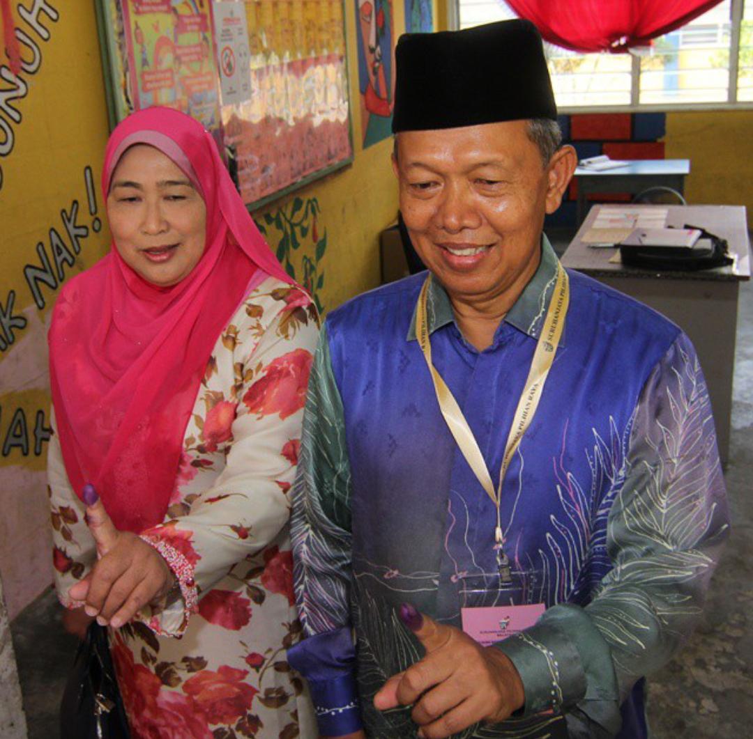 UMNOBhgnSubang's tweet photo. Calon BN PRK Parlimen Rompin, Datuk Hasan Arifin bersama isteri telah membuang undi di SK Leban Chondong pagi ini. http://t.co/0ELpDjQAU1