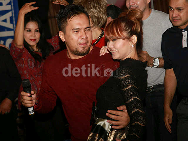 Hay semua...siapa aja nih yang kangen duet abang <a href="/saipul_jamil/">Saipul Jamil SH</a> dan tth <a href="/Rina_Nose/">Rina Nose</a> #SJRN 😘😘