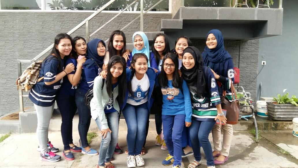 Sebagian dari kita udah berangkat subuh buat nukerin tiket.. ga lengkap kita huhuhuhu😢😢