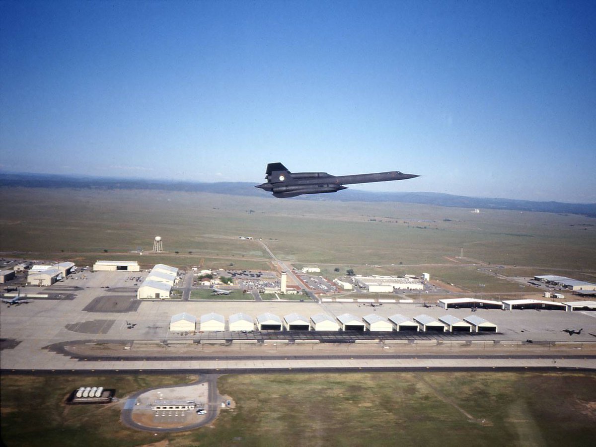 AyoraFernando's tweet photo. SR-71A #Blackbird above Beale AFB #California. 
Credits to author.
@AA_Pilot @geoffurs @RolandBorjas @debstar2012 http://t.co/7j2JfiDmMW