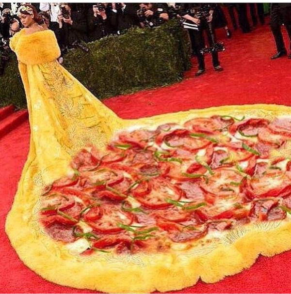 BRINQUIITOS's tweet image. Como que se me antojo el vestido de Rihanna