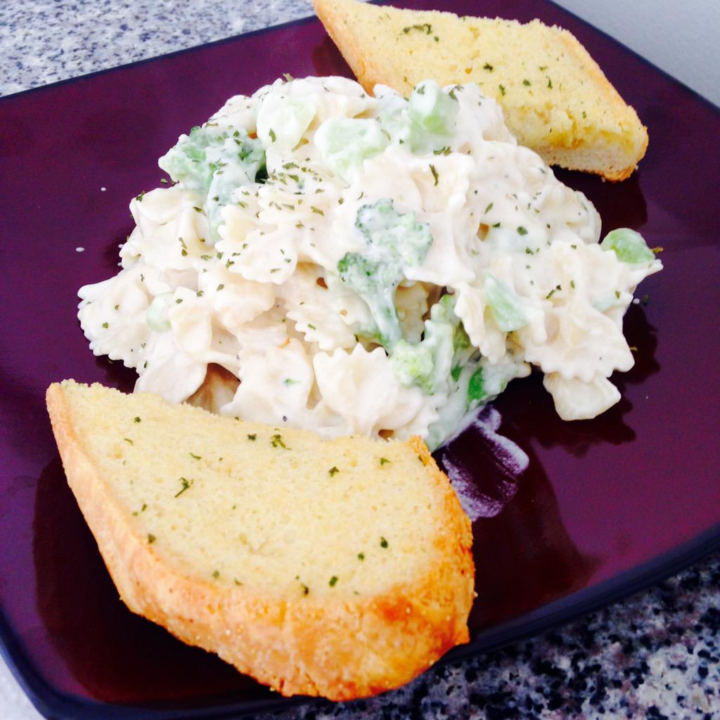 Heavensent2989's tweet photo. Look at this bomb meal! My boo boo cooked for me @LegacyBeats508 #ChickenBroccoliAlfredo http://t.co/WnTX1RuWYJ