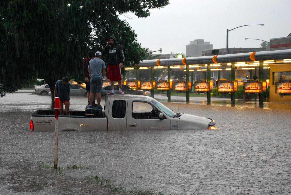 MERCnewsroom's tweet photo. Heavy rains cause flash flooding at Third Street, Campus Creek | http://t.co/sdaR2CMbgB http://t.co/HGM7BNd47w