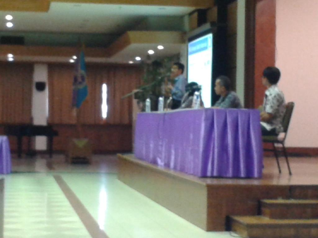 elsumug's tweet photo. Pemberian materi Bpk Ir. Sofyan Sahar Abbas dari ASSI (Asosiasi Satelit Indonesia) http://t.co/RSl8H5MVkY