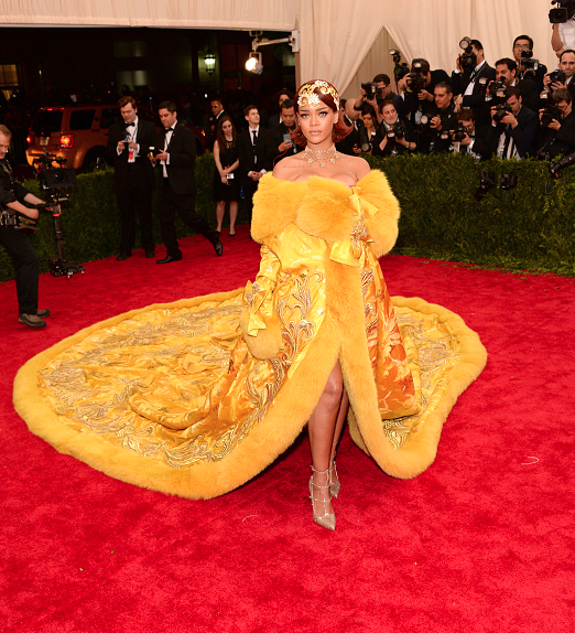 OceanDrivePA's tweet image. Robando todas las miradas... #Rihanna llegó a la #MetGala luciendo un imperial vestido de la firma Guo Pei.