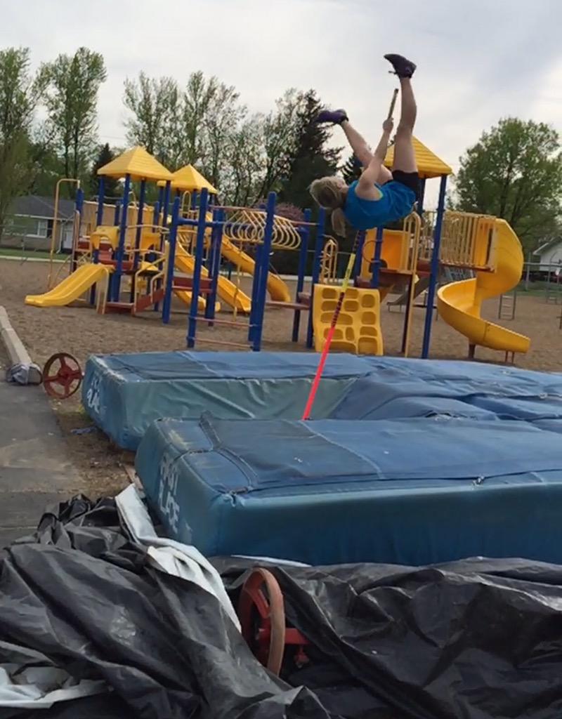 rosemarypauline's tweet photo. Not uncommon to see me with my legs in the air ๐๐๐๐
#TrackHumor #polevaultproblems http://t.co/fhhEJLLZ16