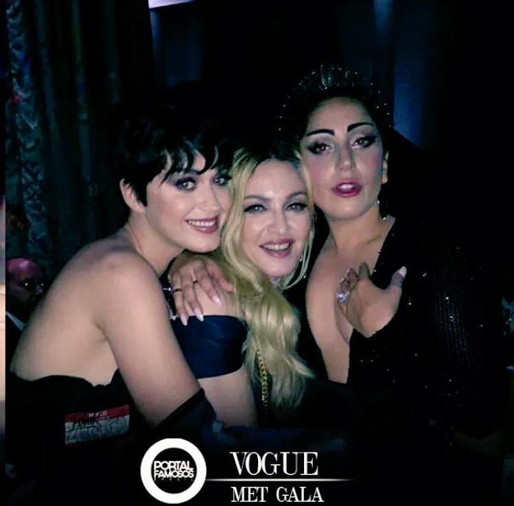 smosselli's tweet photo. Omg #MetGala #MetGala2015 http://t.co/0AHxvuRKQm