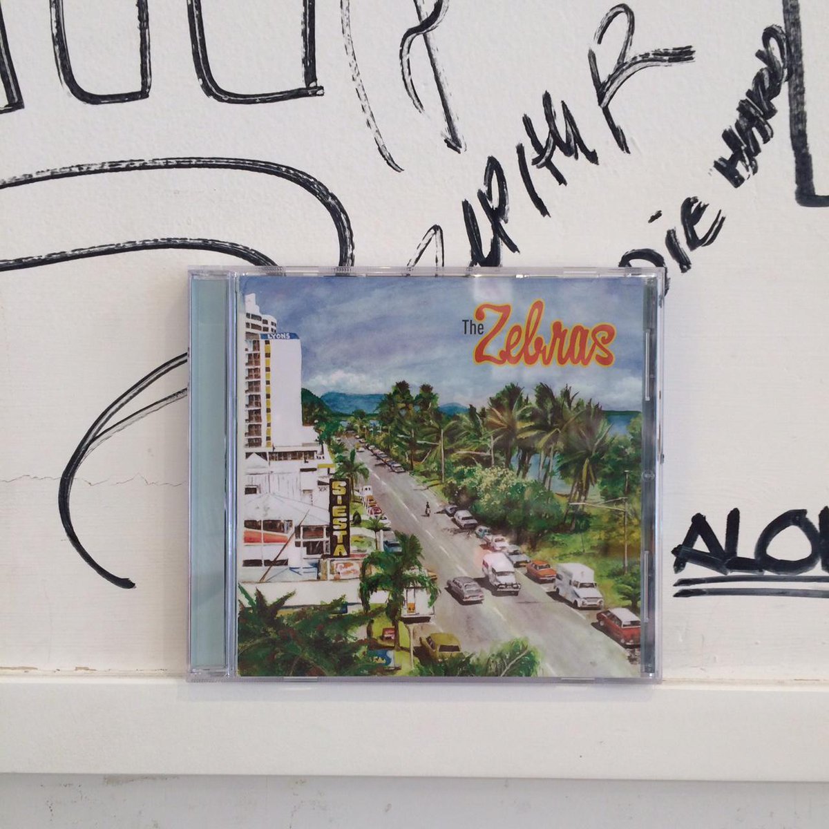 beamsrecords_'s tweet photo. オーストラリアからThe Zebras（ @TheZebras ） の最新作『Siesta』が到着！オーストラリアのビーチ・リゾート「ケアンズ」をテーマにした、超爽快サマー・ギターロック！GWから夏本番までずっと聴きたい一枚です！ http://t.co/4tUk7VzRaD