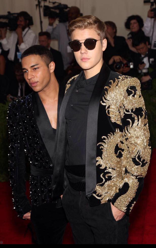 bieberswag's tweet photo. More of @justinbieber at the #MetGala - #FLAWLESS http://t.co/3TK58KN1o8