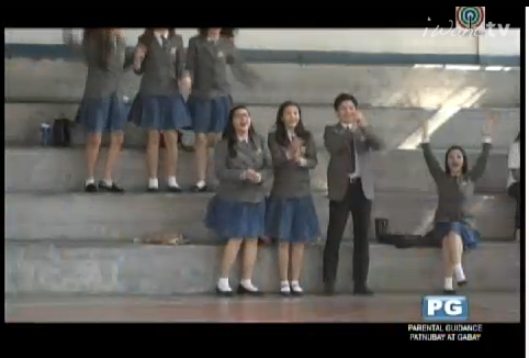 Nihi10bstat's tweet photo. Sophie's friends cheering for Harry and his team #OhMyGMultipleChoice http://t.co/J2SvWuT7wI