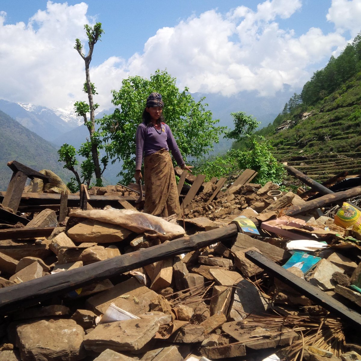 cnni's tweet photo. CNN's @arwaCNN trekked to the #NepalEarthquake epicenter and found aid virtually non-existent http://t.co/4q2DvnLHVv http://t.co/7cNW2m5nf4